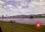 Standbild Koi Teich und Springbrunnen in Honolulu 1973 Honolulu Hawaii USA, 1973, aus Sekunde 49 historischem Filmmaterial Videoclip 65675020958