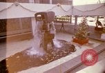 Standbild Koi Teich und Springbrunnen in Honolulu 1973 Honolulu Hawaii USA, 1973, aus Sekunde 50 historischem Filmmaterial Videoclip 65675020958