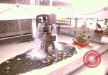 Standbild Koi Teich und Springbrunnen in Honolulu 1973 Honolulu Hawaii USA, 1973, aus Sekunde 54 historischem Filmmaterial Videoclip 65675020958