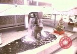 Standbild Koi Teich und Springbrunnen in Honolulu 1973 Honolulu Hawaii USA, 1973, aus Sekunde 55 historischem Filmmaterial Videoclip 65675020958