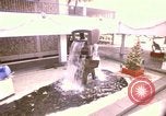 Standbild Koi Teich und Springbrunnen in Honolulu 1973 Honolulu Hawaii USA, 1973, aus Sekunde 56 historischem Filmmaterial Videoclip 65675020958