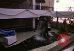 Standbild Koi Teich und Springbrunnen in Honolulu 1973 Honolulu Hawaii USA, 1973, aus Sekunde 59 historischem Filmmaterial Videoclip 65675020958