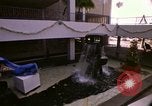 Standbild Koi Teich und Springbrunnen in Honolulu 1973 Honolulu Hawaii USA, 1973, aus Sekunde 60 historischem Filmmaterial Videoclip 65675020958
