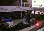 Standbild Koi Teich und Springbrunnen in Honolulu 1973 Honolulu Hawaii USA, 1973, aus Sekunde 61 historischem Filmmaterial Videoclip 65675020958