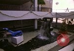 Standbild Koi Teich und Springbrunnen in Honolulu 1973 Honolulu Hawaii USA, 1973, aus Sekunde 62 historischem Filmmaterial Videoclip 65675020958