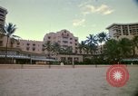 Standbild Royal Hawaiian Hotel Honolulu Hawaii USA, 1973, aus Sekunde 23 historischem Filmmaterial Videoclip 65675020961