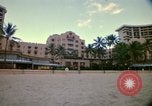 Standbild Royal Hawaiian Hotel Honolulu Hawaii USA, 1973, aus Sekunde 30 historischem Filmmaterial Videoclip 65675020961