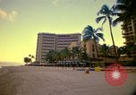 Standbild Royal Hawaiian Hotel Honolulu Hawaii USA, 1973, aus Sekunde 61 historischem Filmmaterial Videoclip 65675020961