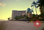 Standbild Royal Hawaiian Hotel Honolulu Hawaii USA, 1973, aus Sekunde 62 historischem Filmmaterial Videoclip 65675020961