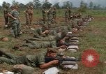 Immagine di La quarta divisione di fanteria indottrinamento Il Vietnam, 1967, secondo 46 filmato di repertorio 65675021016