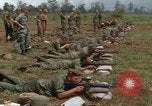 Immagine di La quarta divisione di fanteria indottrinamento Il Vietnam, 1967, secondo 48 filmato di repertorio 65675021016