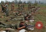 Immagine di La quarta divisione di fanteria indottrinamento Il Vietnam, 1967, secondo 50 filmato di repertorio 65675021016