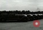 Standbild Ford Tri Motor Ebene und Lincoln Autos United States USA, 1928, aus Sekunde 5 historischem Filmmaterial Videoclip 65675021030