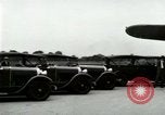 Standbild Ford Tri Motor Ebene und Lincoln Autos United States USA, 1928, aus Sekunde 13 historischem Filmmaterial Videoclip 65675021030