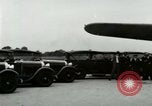 Standbild Ford Tri Motor Ebene und Lincoln Autos United States USA, 1928, aus Sekunde 15 historischem Filmmaterial Videoclip 65675021030