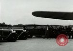 Standbild Ford Tri Motor Ebene und Lincoln Autos United States USA, 1928, aus Sekunde 16 historischem Filmmaterial Videoclip 65675021030