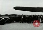 Standbild Ford Tri Motor Ebene und Lincoln Autos United States USA, 1928, aus Sekunde 17 historischem Filmmaterial Videoclip 65675021030