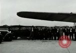 Standbild Ford Tri Motor Ebene und Lincoln Autos United States USA, 1928, aus Sekunde 18 historischem Filmmaterial Videoclip 65675021030