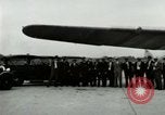 Standbild Ford Tri Motor Ebene und Lincoln Autos United States USA, 1928, aus Sekunde 19 historischem Filmmaterial Videoclip 65675021030