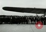 Standbild Ford Tri Motor Ebene und Lincoln Autos United States USA, 1928, aus Sekunde 20 historischem Filmmaterial Videoclip 65675021030