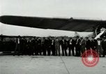 Standbild Ford Tri Motor Ebene und Lincoln Autos United States USA, 1928, aus Sekunde 21 historischem Filmmaterial Videoclip 65675021030