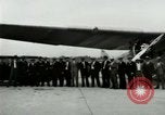 Standbild Ford Tri Motor Ebene und Lincoln Autos United States USA, 1928, aus Sekunde 22 historischem Filmmaterial Videoclip 65675021030