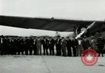 Standbild Ford Tri Motor Ebene und Lincoln Autos United States USA, 1928, aus Sekunde 23 historischem Filmmaterial Videoclip 65675021030