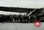 Standbild Ford Tri Motor Ebene und Lincoln Autos United States USA, 1928, aus Sekunde 24 historischem Filmmaterial Videoclip 65675021030