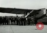 Standbild Ford Tri Motor Ebene und Lincoln Autos United States USA, 1928, aus Sekunde 25 historischem Filmmaterial Videoclip 65675021030
