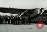 Standbild Ford Tri Motor Ebene und Lincoln Autos United States USA, 1928, aus Sekunde 26 historischem Filmmaterial Videoclip 65675021030