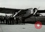 Standbild Ford Tri Motor Ebene und Lincoln Autos United States USA, 1928, aus Sekunde 27 historischem Filmmaterial Videoclip 65675021030