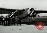 Standbild Ford Tri Motor Ebene und Lincoln Autos United States USA, 1928, aus Sekunde 28 historischem Filmmaterial Videoclip 65675021030