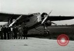 Standbild Ford Tri Motor Ebene und Lincoln Autos United States USA, 1928, aus Sekunde 29 historischem Filmmaterial Videoclip 65675021030