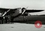 Standbild Ford Tri Motor Ebene und Lincoln Autos United States USA, 1928, aus Sekunde 30 historischem Filmmaterial Videoclip 65675021030