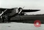 Standbild Ford Tri Motor Ebene und Lincoln Autos United States USA, 1928, aus Sekunde 31 historischem Filmmaterial Videoclip 65675021030