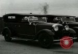 Standbild Ford Tri Motor Ebene und Lincoln Autos United States USA, 1928, aus Sekunde 33 historischem Filmmaterial Videoclip 65675021030