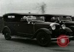 Standbild Ford Tri Motor Ebene und Lincoln Autos United States USA, 1928, aus Sekunde 34 historischem Filmmaterial Videoclip 65675021030