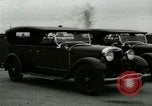 Standbild Ford Tri Motor Ebene und Lincoln Autos United States USA, 1928, aus Sekunde 35 historischem Filmmaterial Videoclip 65675021030