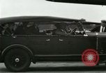 Standbild Ford Tri Motor Ebene und Lincoln Autos United States USA, 1928, aus Sekunde 37 historischem Filmmaterial Videoclip 65675021030