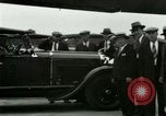 Standbild Ford Tri Motor Ebene und Lincoln Autos United States USA, 1928, aus Sekunde 42 historischem Filmmaterial Videoclip 65675021030