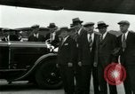 Standbild Ford Tri Motor Ebene und Lincoln Autos United States USA, 1928, aus Sekunde 44 historischem Filmmaterial Videoclip 65675021030