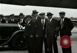 Standbild Ford Tri Motor Ebene und Lincoln Autos United States USA, 1928, aus Sekunde 45 historischem Filmmaterial Videoclip 65675021030