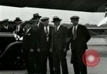 Standbild Ford Tri Motor Ebene und Lincoln Autos United States USA, 1928, aus Sekunde 46 historischem Filmmaterial Videoclip 65675021030