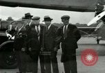 Standbild Ford Tri Motor Ebene und Lincoln Autos United States USA, 1928, aus Sekunde 47 historischem Filmmaterial Videoclip 65675021030