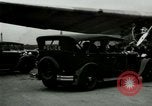 Standbild Ford Tri Motor Ebene und Lincoln Autos United States USA, 1928, aus Sekunde 48 historischem Filmmaterial Videoclip 65675021030