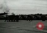 Standbild Ford Tri Motor Ebene und Lincoln Autos United States USA, 1928, aus Sekunde 49 historischem Filmmaterial Videoclip 65675021030