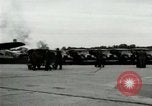 Standbild Ford Tri Motor Ebene und Lincoln Autos United States USA, 1928, aus Sekunde 50 historischem Filmmaterial Videoclip 65675021030