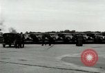 Standbild Ford Tri Motor Ebene und Lincoln Autos United States USA, 1928, aus Sekunde 52 historischem Filmmaterial Videoclip 65675021030