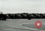Standbild Ford Tri Motor Ebene und Lincoln Autos United States USA, 1928, aus Sekunde 53 historischem Filmmaterial Videoclip 65675021030