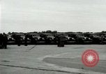 Standbild Ford Tri Motor Ebene und Lincoln Autos United States USA, 1928, aus Sekunde 54 historischem Filmmaterial Videoclip 65675021030